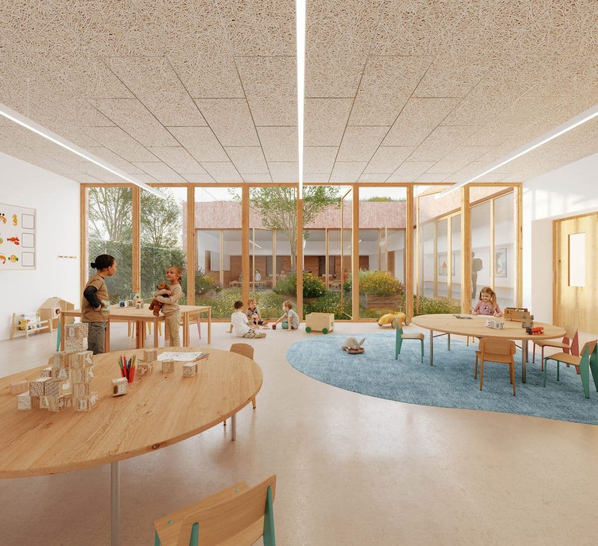 Sala de clases con mesas redondas de madera, ventanales a un patio interior y una alfombra circular
